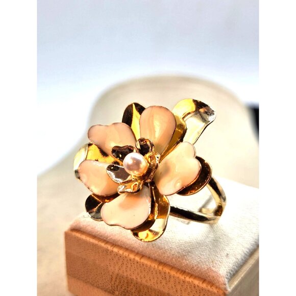 Gold Tone Flower Ring With Enamel Petals & Faux Pearl Center Size 7 - Picture 5 of 5